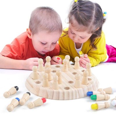 le bébé en bois de 5.5cm Montessori joue le jeu d'échecs d'allumette de mémoire