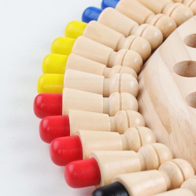 le bébé en bois de 5.5cm Montessori joue le jeu d'échecs d'allumette de mémoire