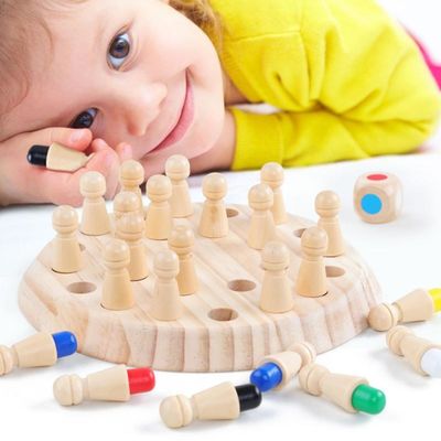 le bébé en bois de 5.5cm Montessori joue le jeu d'échecs d'allumette de mémoire