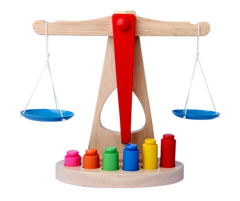 Pesage de l'échelle en bois Toy Montessori Balance Scale d'équilibre de 10CM