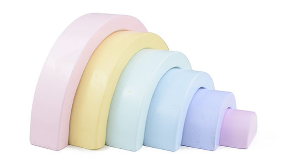 Sept empileur en bois Toy Jengle Arched d'arc-en-ciel de la couleur 13.5cm