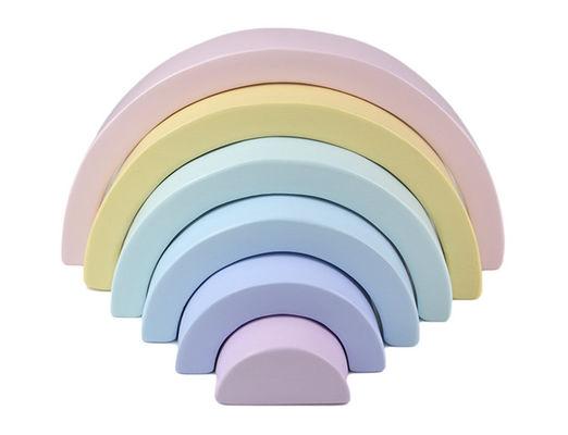 Sept empileur en bois Toy Jengle Arched d'arc-en-ciel de la couleur 13.5cm