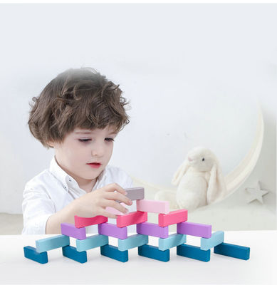 Équilibrez 48pcs a coloré les blocs en bois de domino a empilé les jouets éducatifs d'arc-en-ciel