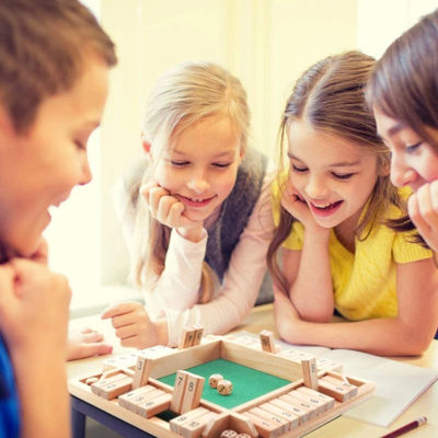 Jeu d'échecs en bois des enfants 91mm de pièces d'échecs de famille d'enfants en bois d'activité