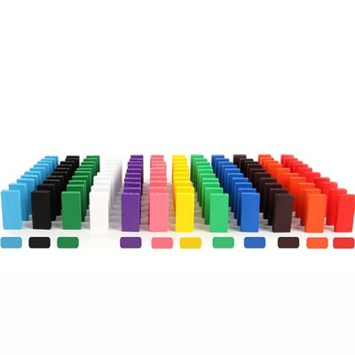 L'arc-en-ciel a coloré des dominos pour renverser professeur Puzzle Domino Rally