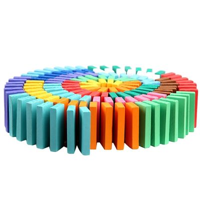 L'arc-en-ciel a coloré des dominos pour renverser professeur Puzzle Domino Rally