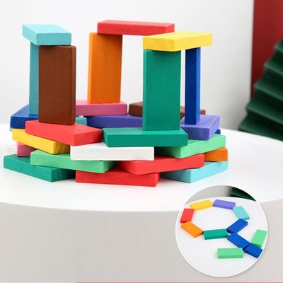 L'arc-en-ciel a coloré des dominos pour renverser professeur Puzzle Domino Rally