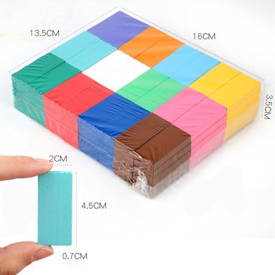 L'arc-en-ciel a coloré des dominos pour renverser professeur Puzzle Domino Rally