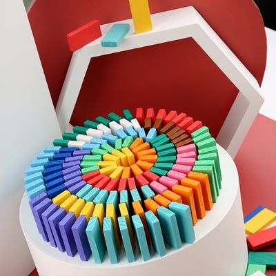 L'arc-en-ciel a coloré des dominos pour renverser professeur Puzzle Domino Rally