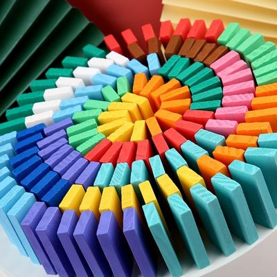 L'arc-en-ciel a coloré des dominos pour renverser professeur Puzzle Domino Rally