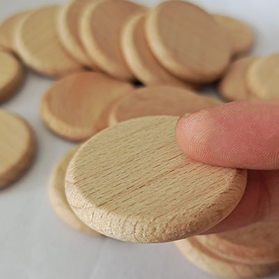 L'écorce d'arbre les disques en bois que naturels de 5cm entourent le bois découpe des ornements en tranches de coupes-circuit