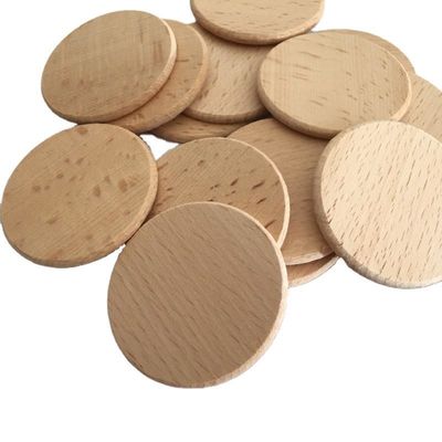 L'écorce d'arbre les disques en bois que naturels de 5cm entourent le bois découpe des ornements en tranches de coupes-circuit