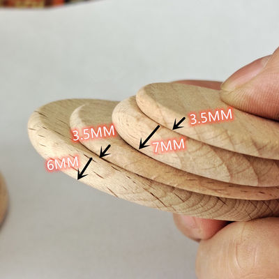 L'écorce d'arbre les disques en bois que naturels de 5cm entourent le bois découpe des ornements en tranches de coupes-circuit