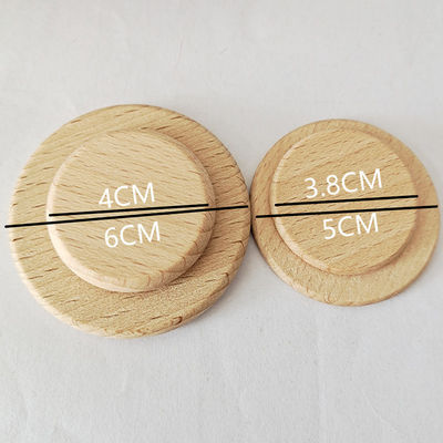 L'écorce d'arbre les disques en bois que naturels de 5cm entourent le bois découpe des ornements en tranches de coupes-circuit