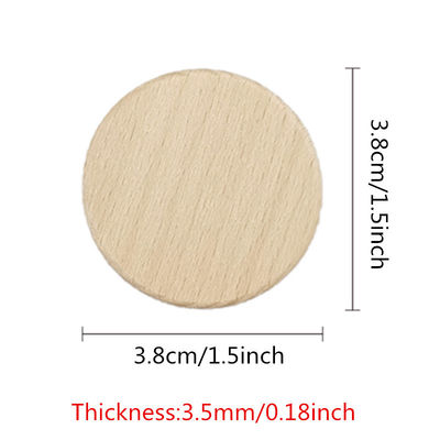 L'écorce d'arbre les disques en bois que naturels de 5cm entourent le bois découpe des ornements en tranches de coupes-circuit