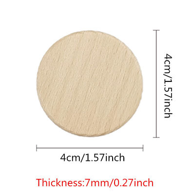 L'écorce d'arbre les disques en bois que naturels de 5cm entourent le bois découpe des ornements en tranches de coupes-circuit