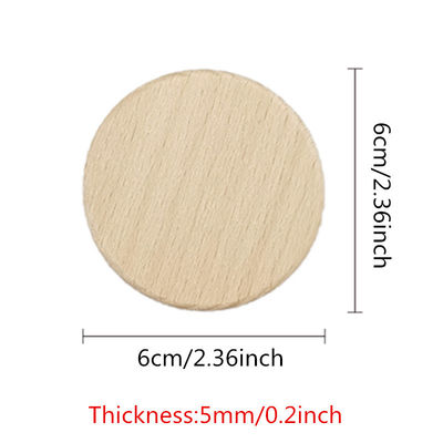 L'écorce d'arbre les disques en bois que naturels de 5cm entourent le bois découpe des ornements en tranches de coupes-circuit