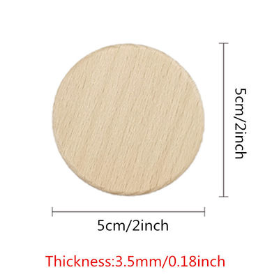 L'écorce d'arbre les disques en bois que naturels de 5cm entourent le bois découpe des ornements en tranches de coupes-circuit