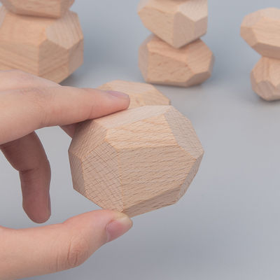 Pierre en bois nordique de Montessori empilant les jouets en bois créatifs de jeu