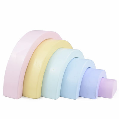 les jouets en bois de blocs de 4.5cm ont arqué empilant des blocs d'arc-en-ciel