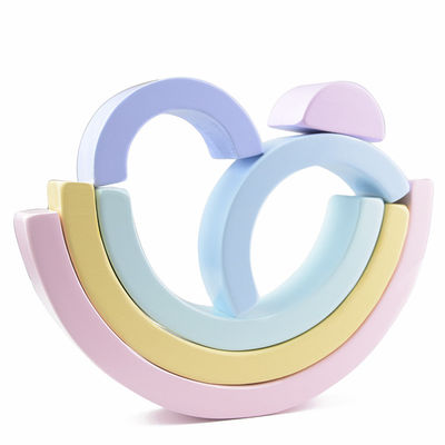 les jouets en bois de blocs de 4.5cm ont arqué empilant des blocs d'arc-en-ciel