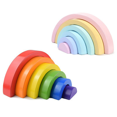 les jouets en bois de blocs de 4.5cm ont arqué empilant des blocs d'arc-en-ciel