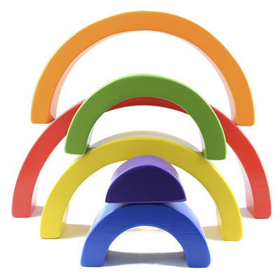 les jouets en bois de blocs de 4.5cm ont arqué empilant des blocs d'arc-en-ciel