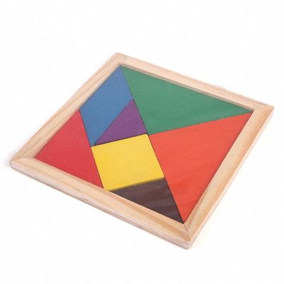 Le bébé en bois de la place 11cm Montessori joue le casse-tête de 7 morceaux