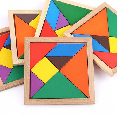Le bébé en bois de la place 11cm Montessori joue le casse-tête de 7 morceaux