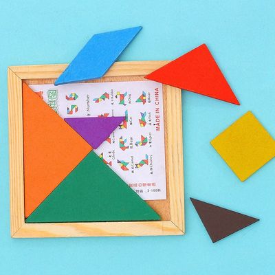 Le bébé en bois de la place 11cm Montessori joue le casse-tête de 7 morceaux