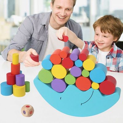 Jeu en bois d'équilibre de lune de Montessori pour l'étude tôt