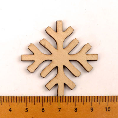 Le flocon de neige de peinture d'albums modèlent les métiers en bois faits main