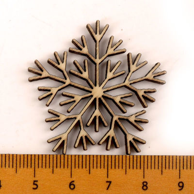 Le flocon de neige de peinture d'albums modèlent les métiers en bois faits main