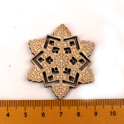 Le flocon de neige de peinture d'albums modèlent les métiers en bois faits main