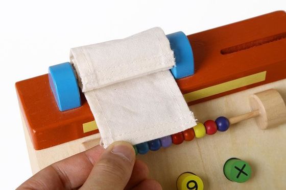 La caisse enregistreuse en bois de simulation d'enfants feignent des jouets de jeu