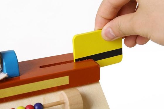 La caisse enregistreuse en bois de simulation d'enfants feignent des jouets de jeu