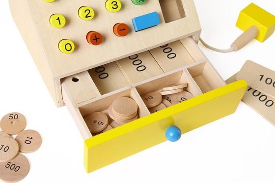 La caisse enregistreuse en bois de simulation d'enfants feignent des jouets de jeu