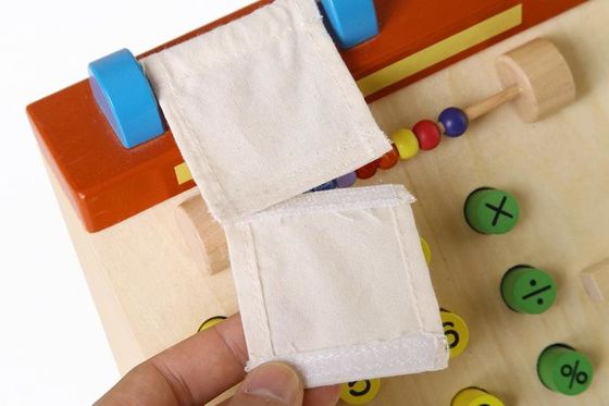 La caisse enregistreuse en bois de simulation d'enfants feignent des jouets de jeu