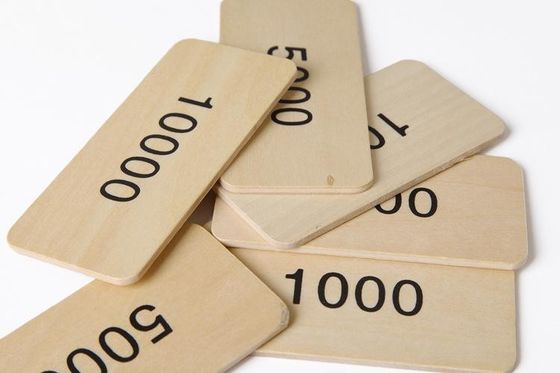 La caisse enregistreuse en bois de simulation d'enfants feignent des jouets de jeu