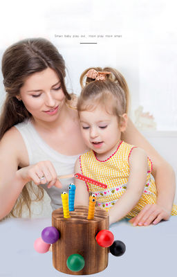 Crochet en bois le jeu de ver pour la formation de coordination d'oeil de la main des enfants