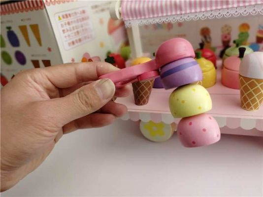 Machine en bois de cornet de crème glacée de la simulation des enfants