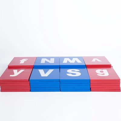Bébé apprenant les conseils de découverte d'alphabet en bois de Montessori