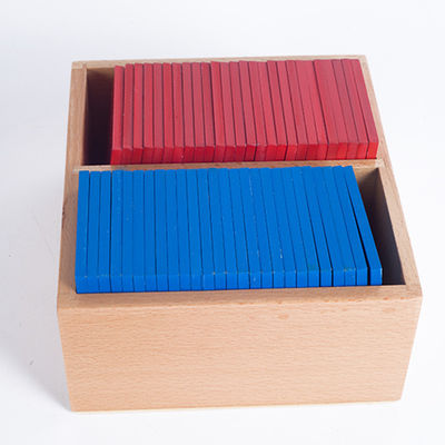 Bébé apprenant les conseils de découverte d'alphabet en bois de Montessori