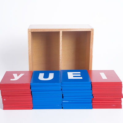 Bébé apprenant les conseils de découverte d'alphabet en bois de Montessori