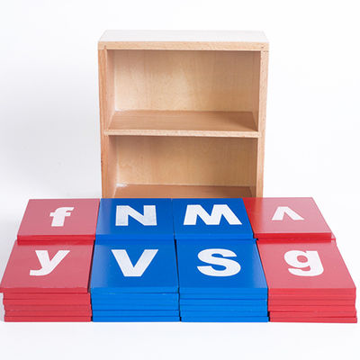 Bébé apprenant les conseils de découverte d'alphabet en bois de Montessori