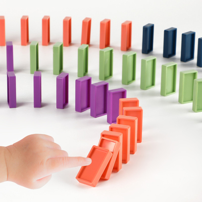 Blocs en bois électriques DIY éducatif de pose automatique de domino d'enfants