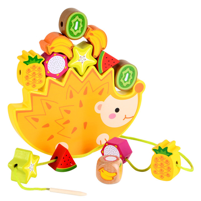 L'empilement en bois équilibrent le hérisson animal de bande dessinée de jouets de bloc constitutif que le fruit bloque des jouets de Montessori de jeux d'équilibre