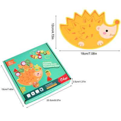 L'empilement en bois équilibrent le hérisson animal de bande dessinée de jouets de bloc constitutif que le fruit bloque des jouets de Montessori de jeux d'équilibre