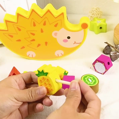 L'empilement en bois équilibrent le hérisson animal de bande dessinée de jouets de bloc constitutif que le fruit bloque des jouets de Montessori de jeux d'équilibre