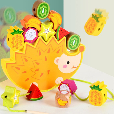 L'empilement en bois équilibrent le hérisson animal de bande dessinée de jouets de bloc constitutif que le fruit bloque des jouets de Montessori de jeux d'équilibre